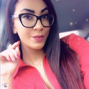 Meet your Posher, Cassandra